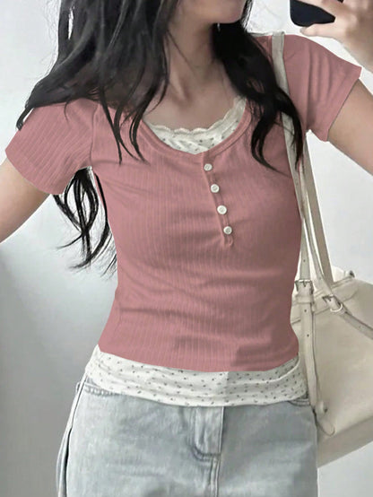 DAZY Camiseta de manga corta ajustada con efecto de empalme 2 en 1 para mujer, color blanco, tops de estilo universitario para primavera/verano