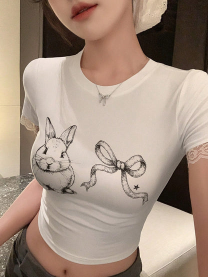 DAZY Camiseta de manga corta ajustada con estampado de conejo lindo, camiseta gráfica, crop top para mujeres