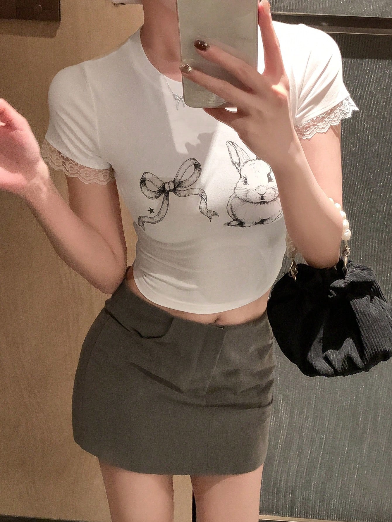 DAZY Camiseta de manga corta ajustada con estampado de conejo lindo, camiseta gráfica, crop top para mujeres