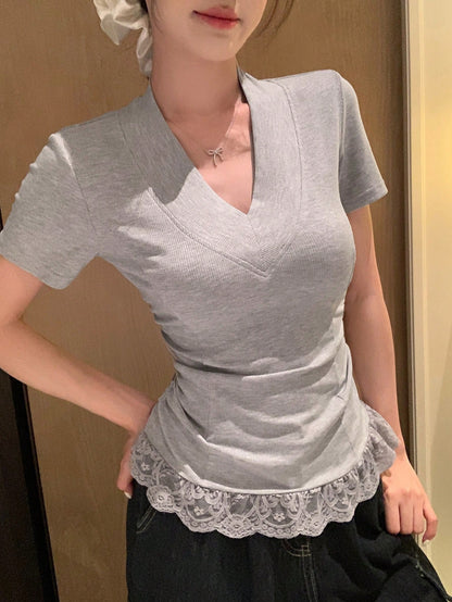 DAZY Camiseta de manga corta con cuello en V elástico, ajustada, con encaje de contraste para mujer