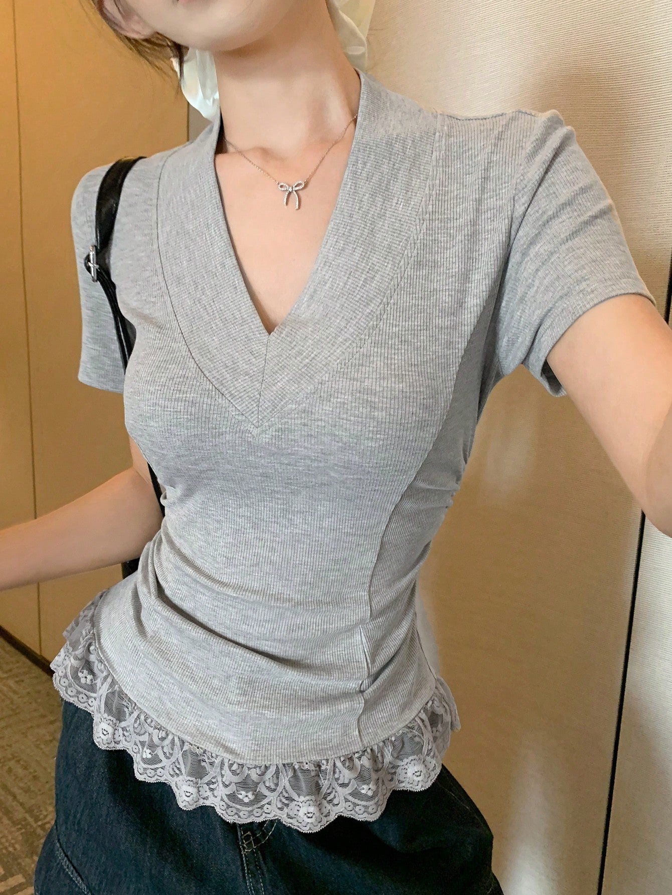 DAZY Camiseta de manga corta con cuello en V elástico, ajustada, con encaje de contraste para mujer