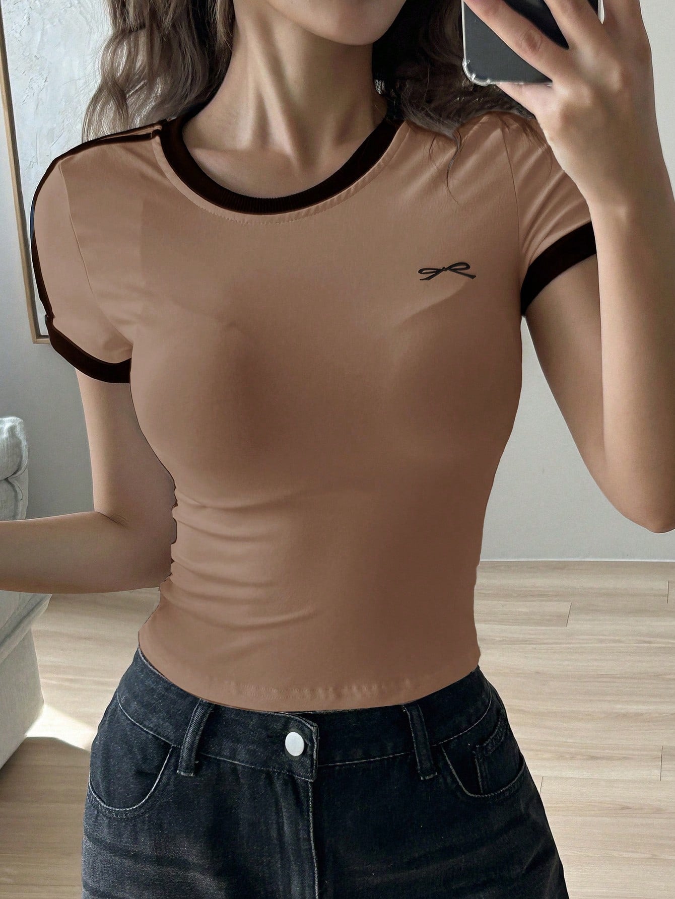 DAZY Camiseta de manga corta con estampado de lazo y contraste de color, estilo preppy para mujer