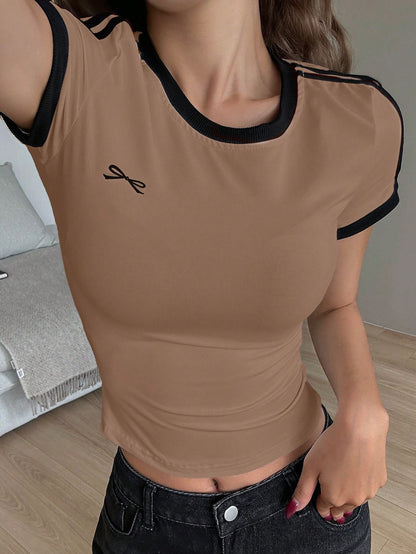 DAZY Camiseta de manga corta con estampado de lazo y contraste de color, estilo preppy para mujer