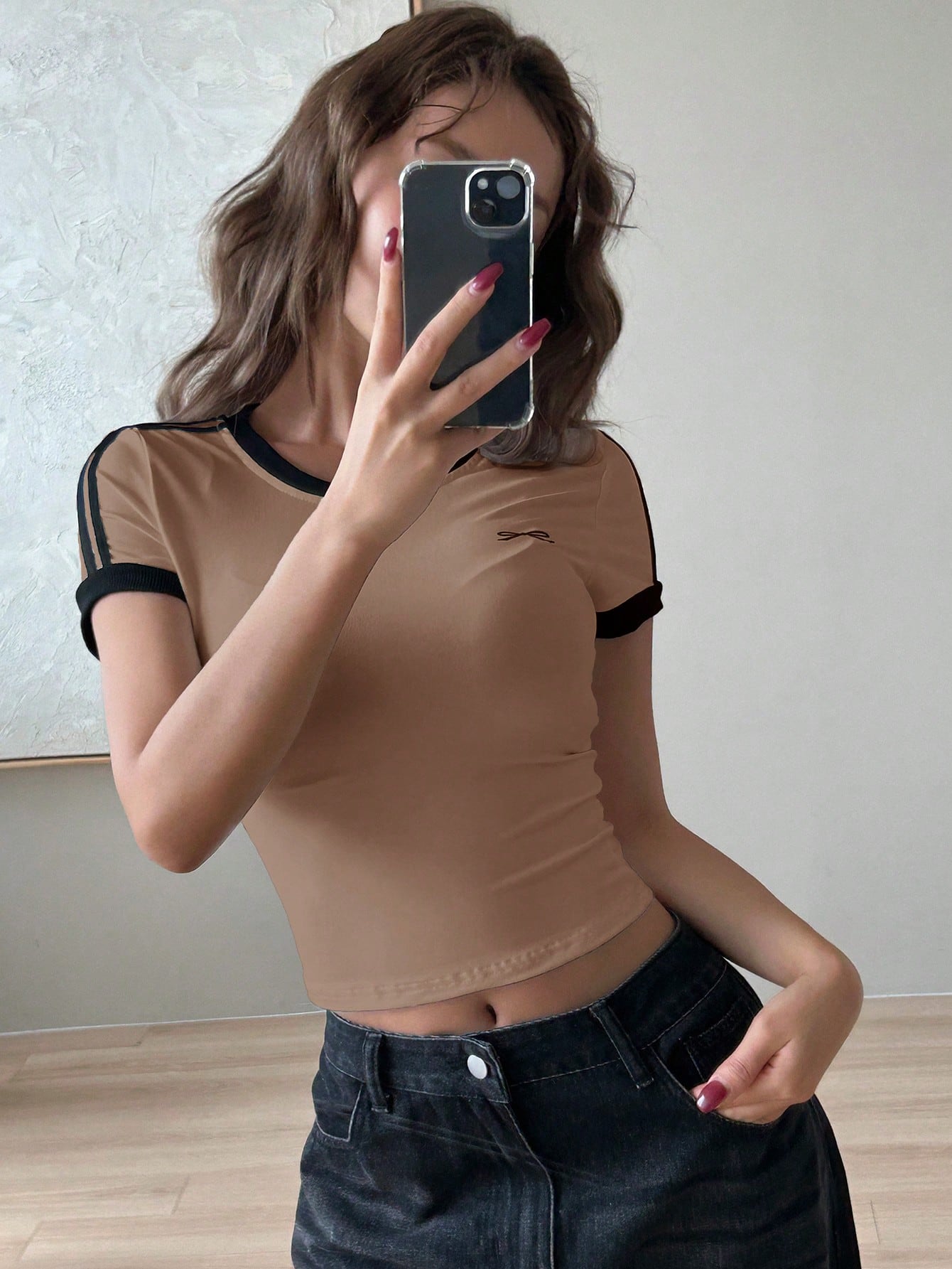 DAZY Camiseta de manga corta con estampado de lazo y contraste de color, estilo preppy para mujer