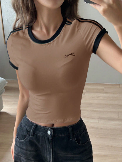 DAZY Camiseta de manga corta con estampado de lazo y contraste de color, estilo preppy para mujer