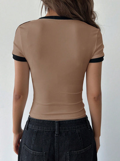 DAZY Camiseta de manga corta con estampado de lazo y contraste de color, estilo preppy para mujer