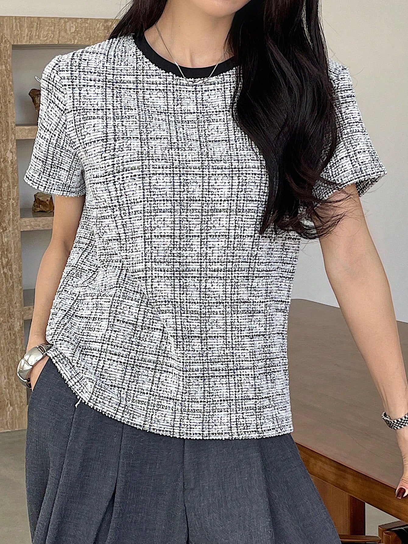 DAZY Camiseta de manga corta holgada y casual con cuello redondo y estampado de cuadros de contraste para mujer