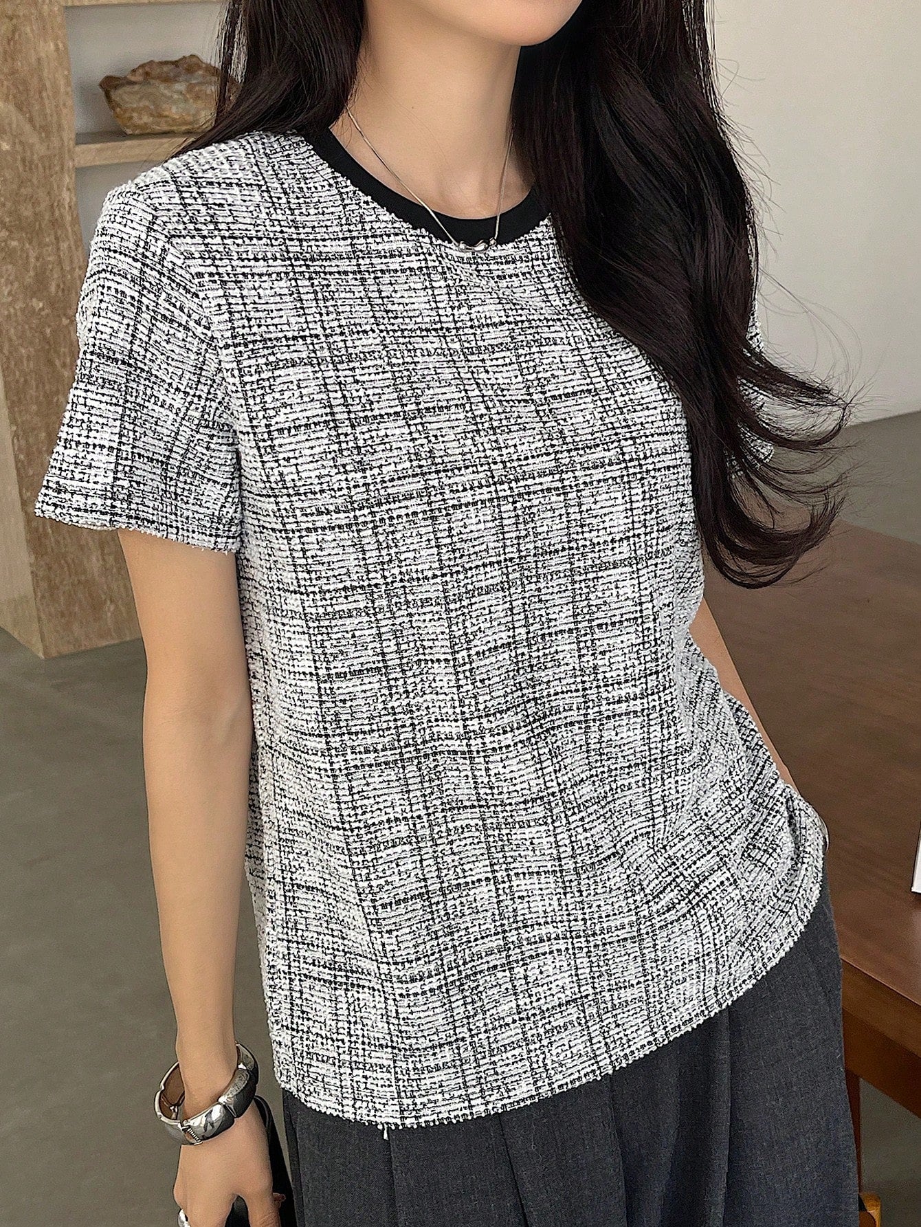 DAZY Camiseta de manga corta holgada y casual con cuello redondo y estampado de cuadros de contraste para mujer