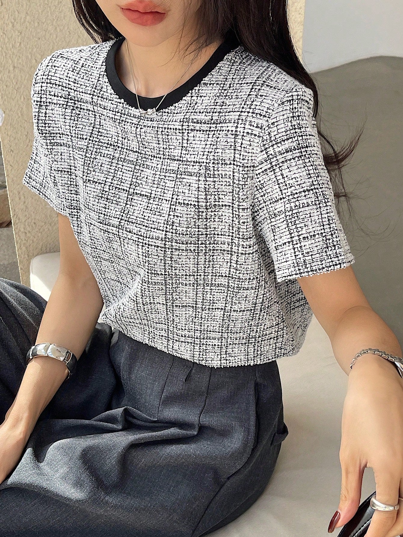 DAZY Camiseta de manga corta holgada y casual con cuello redondo y estampado de cuadros de contraste para mujer