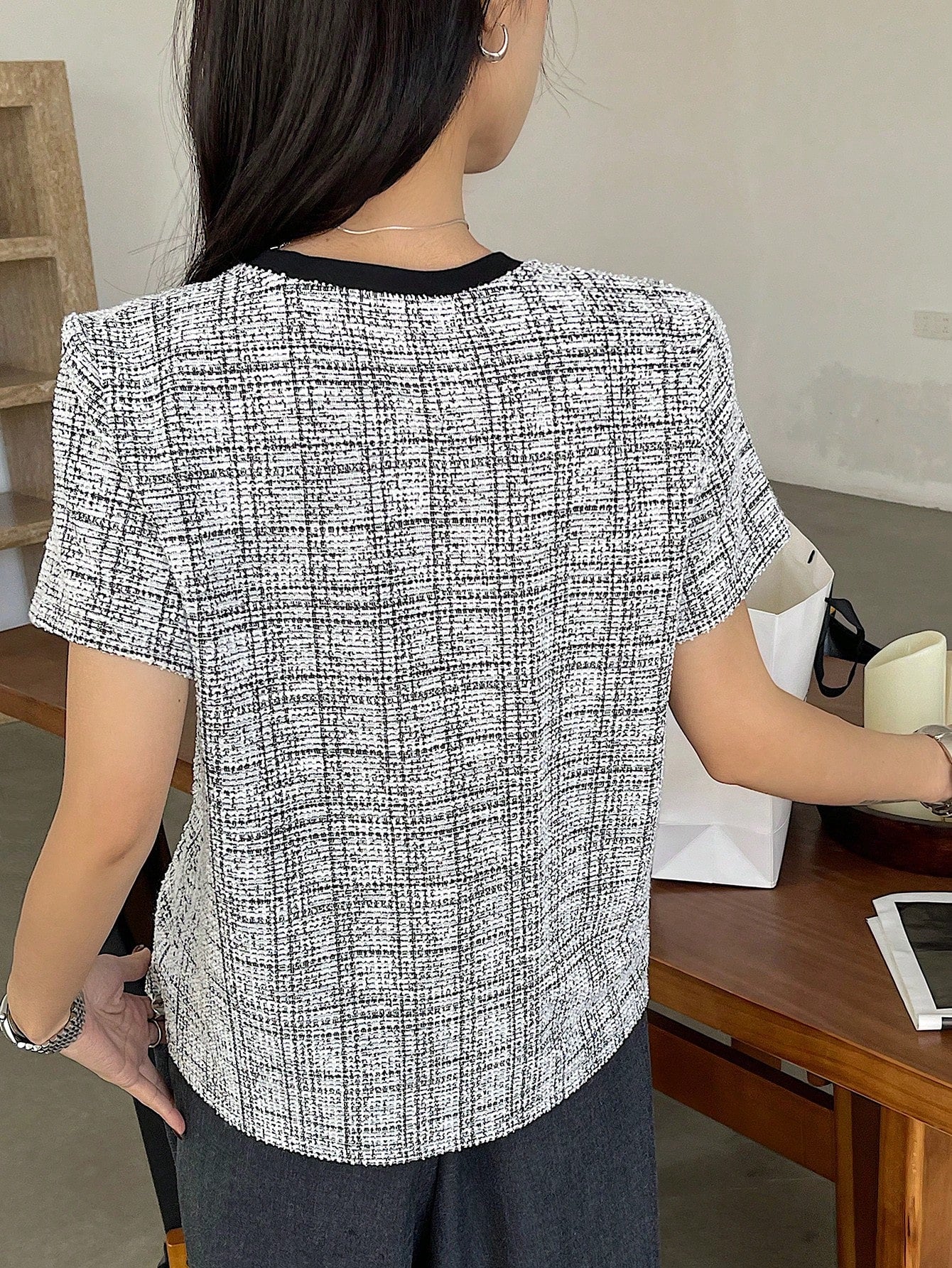 DAZY Camiseta de manga corta holgada y casual con cuello redondo y estampado de cuadros de contraste para mujer