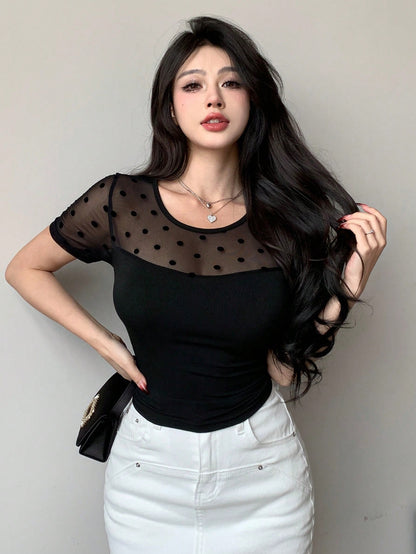 DAZY Camiseta de manga corta y ajustada con cuello redondo, contraste de malla con lunares, para usar en verano