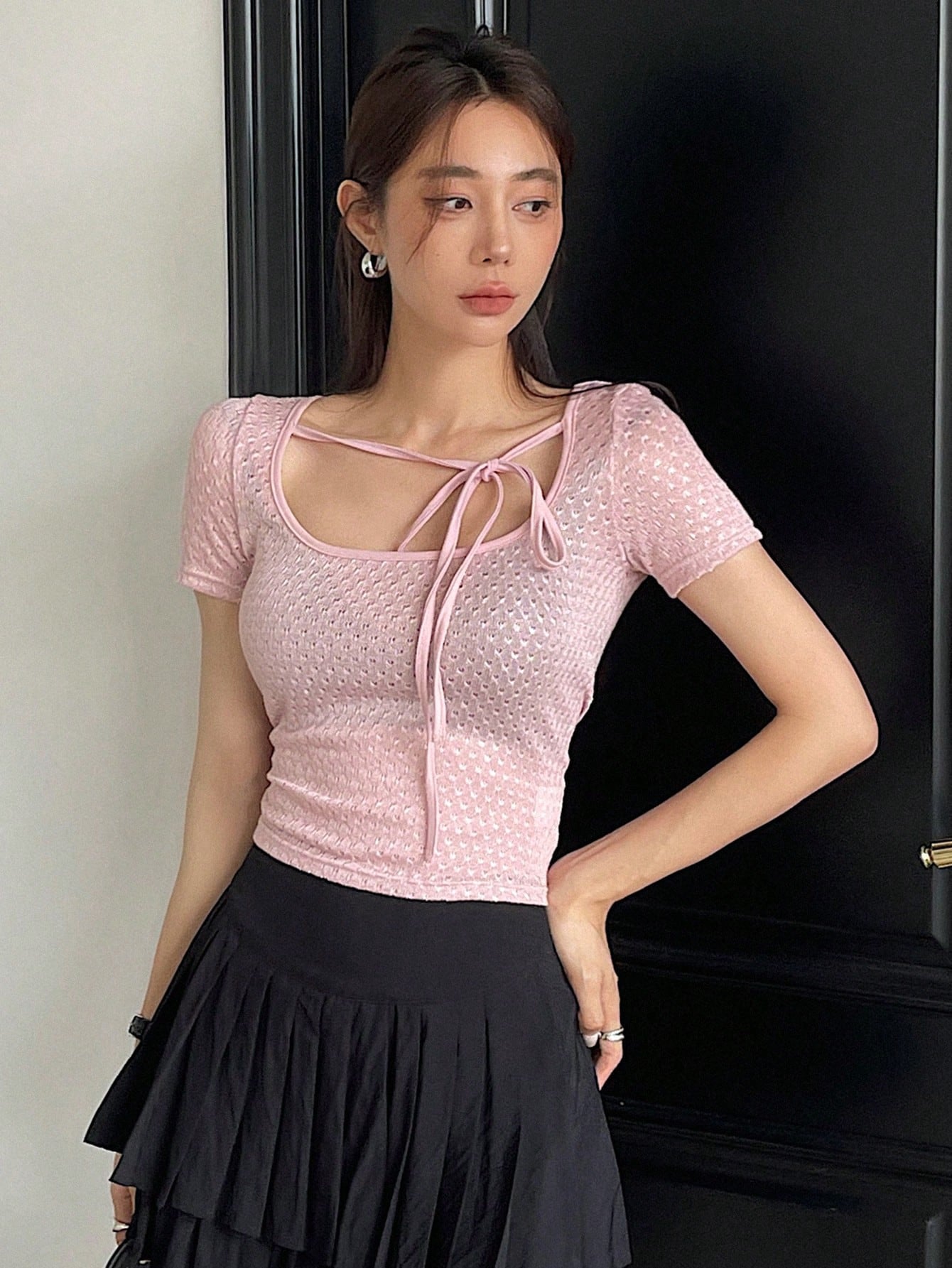 DAZY Camiseta de manga corta y cuello cuadrado con textura para mujer, ajustada y con cordón