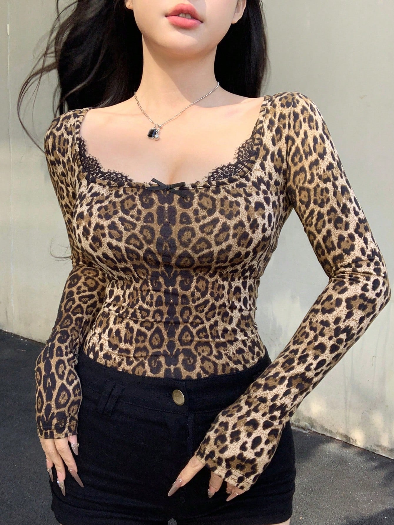 DAZY Camiseta de manga larga ajustada con encaje y estampado de leopardo, ropa de otoño para mujer