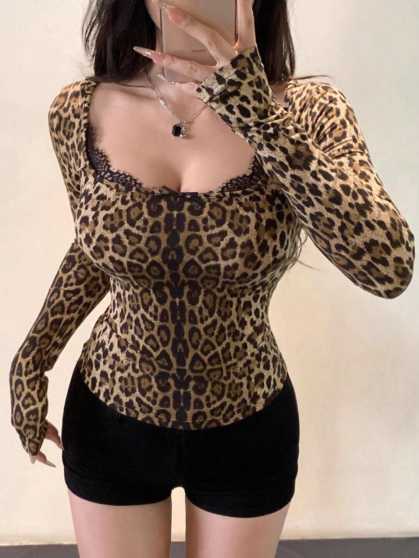 DAZY Camiseta de manga larga ajustada con encaje y estampado de leopardo, ropa de otoño para mujer