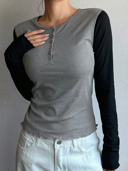 DAZY Camiseta de manga larga con cuello redondo, ajustada, con botones de contraste y media cartera para mujer, ropa de otoño