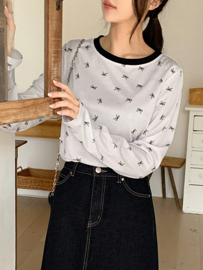DAZY Camiseta de manga larga con cuello redondo y estampado de moño para mujer
