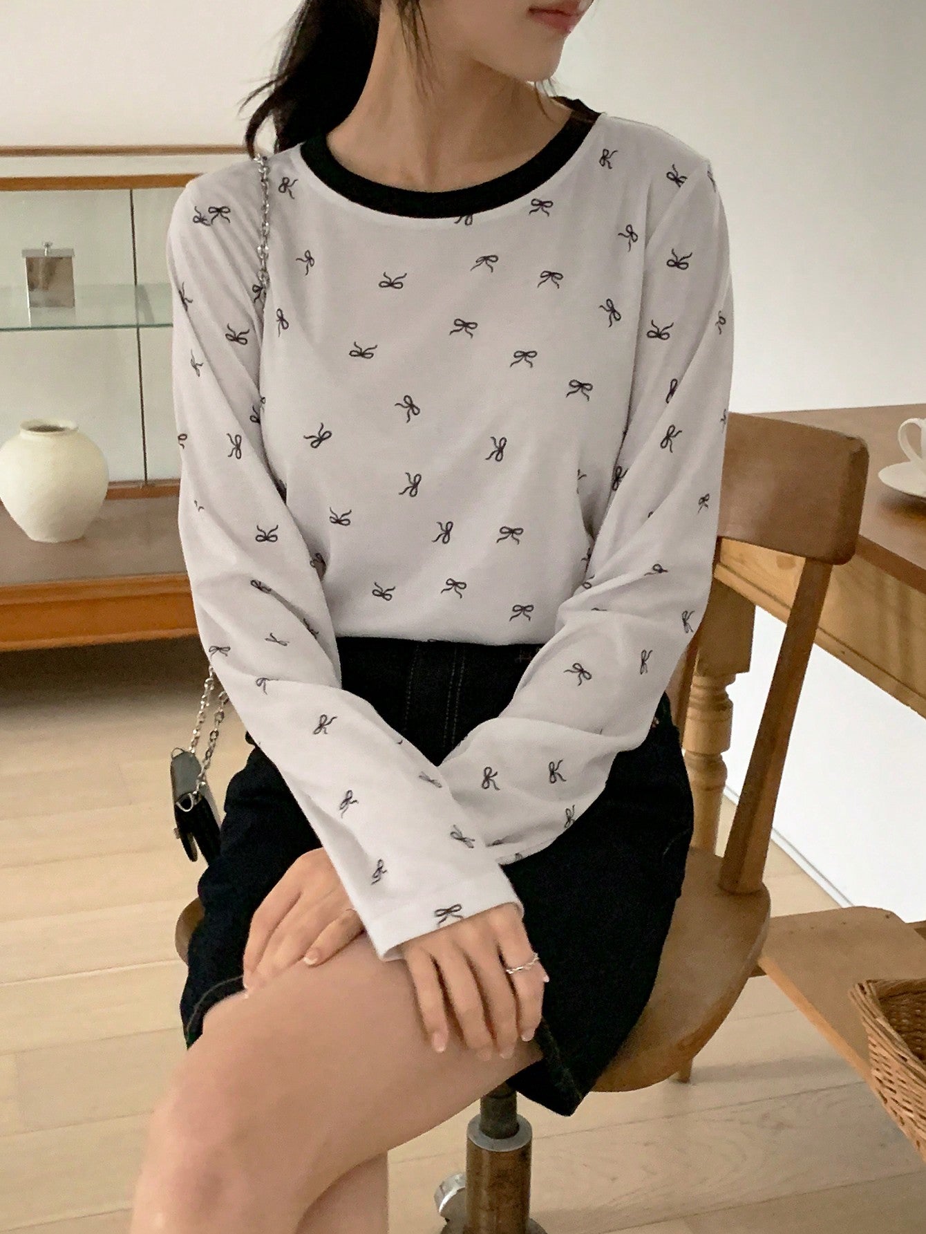 DAZY Camiseta de manga larga con cuello redondo y estampado de moño para mujer