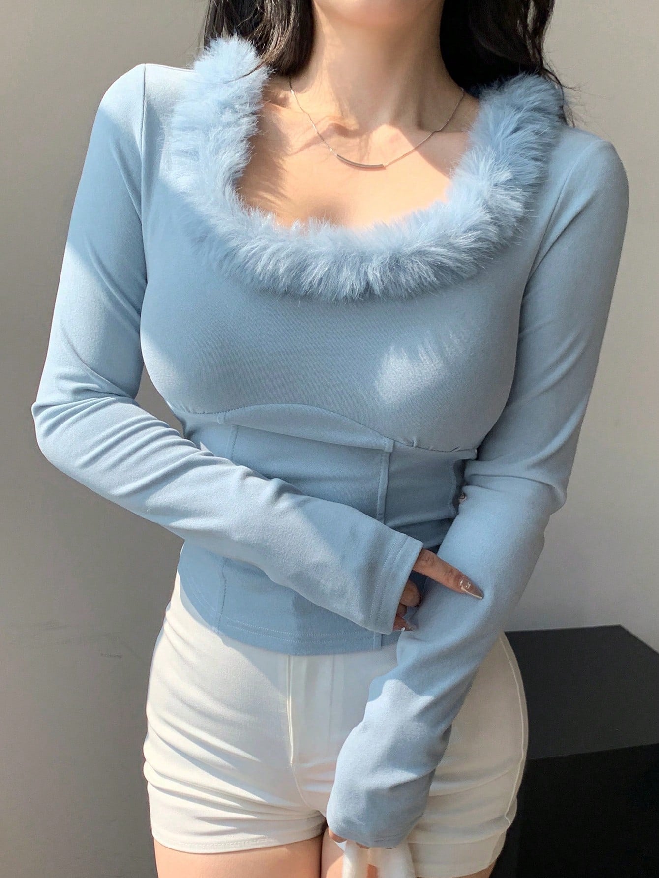 DAZY Camiseta de manga larga de ajuste ceñido con cuello cuadrado de parche de peluche para mujer, ropa de mujer de otoño