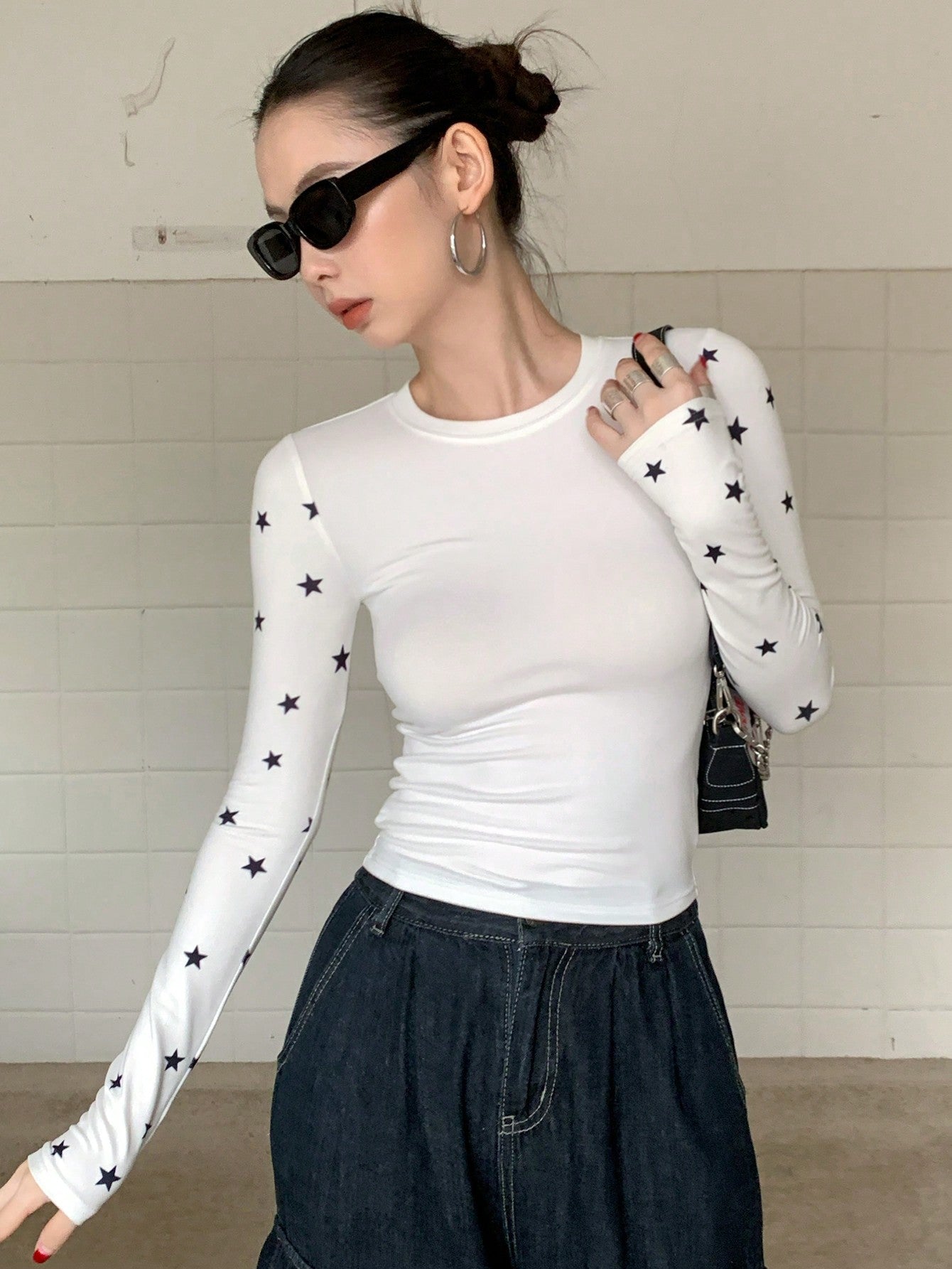 DAZY Camiseta de manga larga de cuello redondo ajustada con estampado de estrellas para mujer, primavera/otoño, estilo Y2k