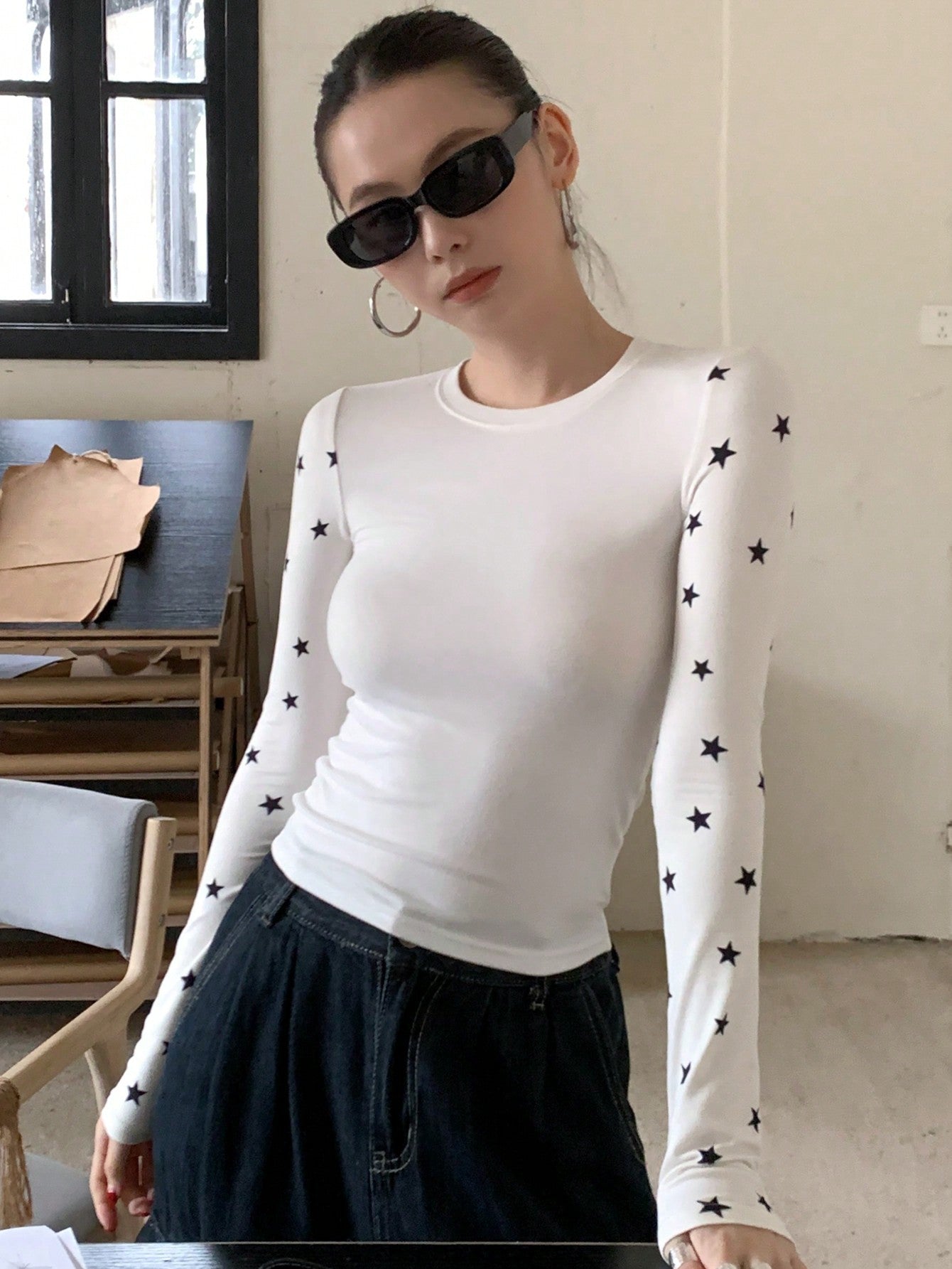 DAZY Camiseta de manga larga de cuello redondo ajustada con estampado de estrellas para mujer, primavera/otoño, estilo Y2k