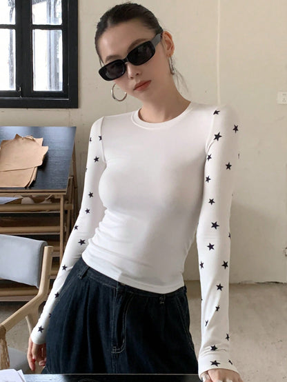 DAZY Camiseta de manga larga de cuello redondo ajustada con estampado de estrellas para mujer, primavera/otoño, estilo Y2k