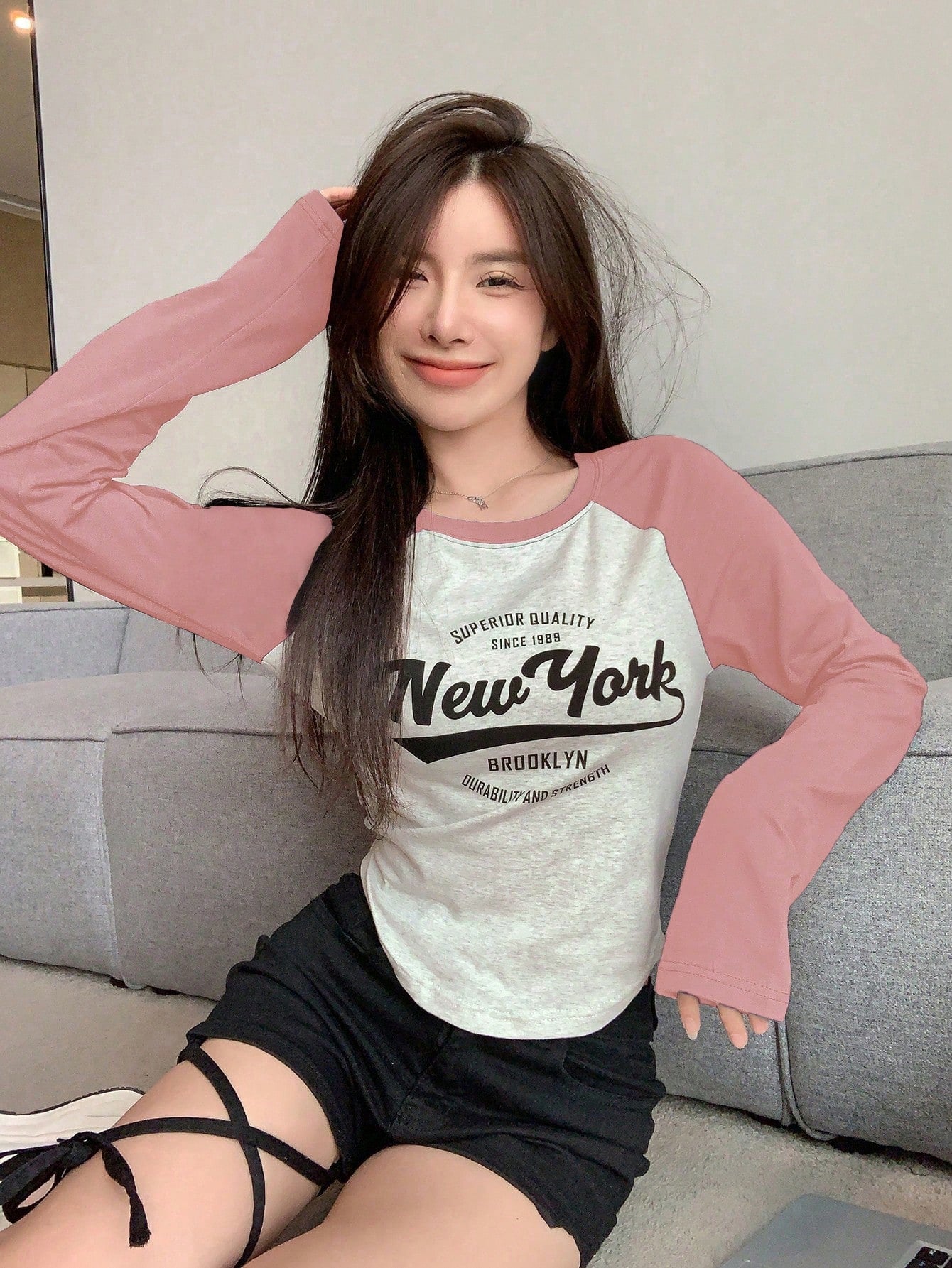 DAZY Camiseta de manga raglán con estampado de letras y contraste de color. SUPERIOR QUALITY SINCE 1989 New York BROOKLYN DURABILITY AND STRENGTH