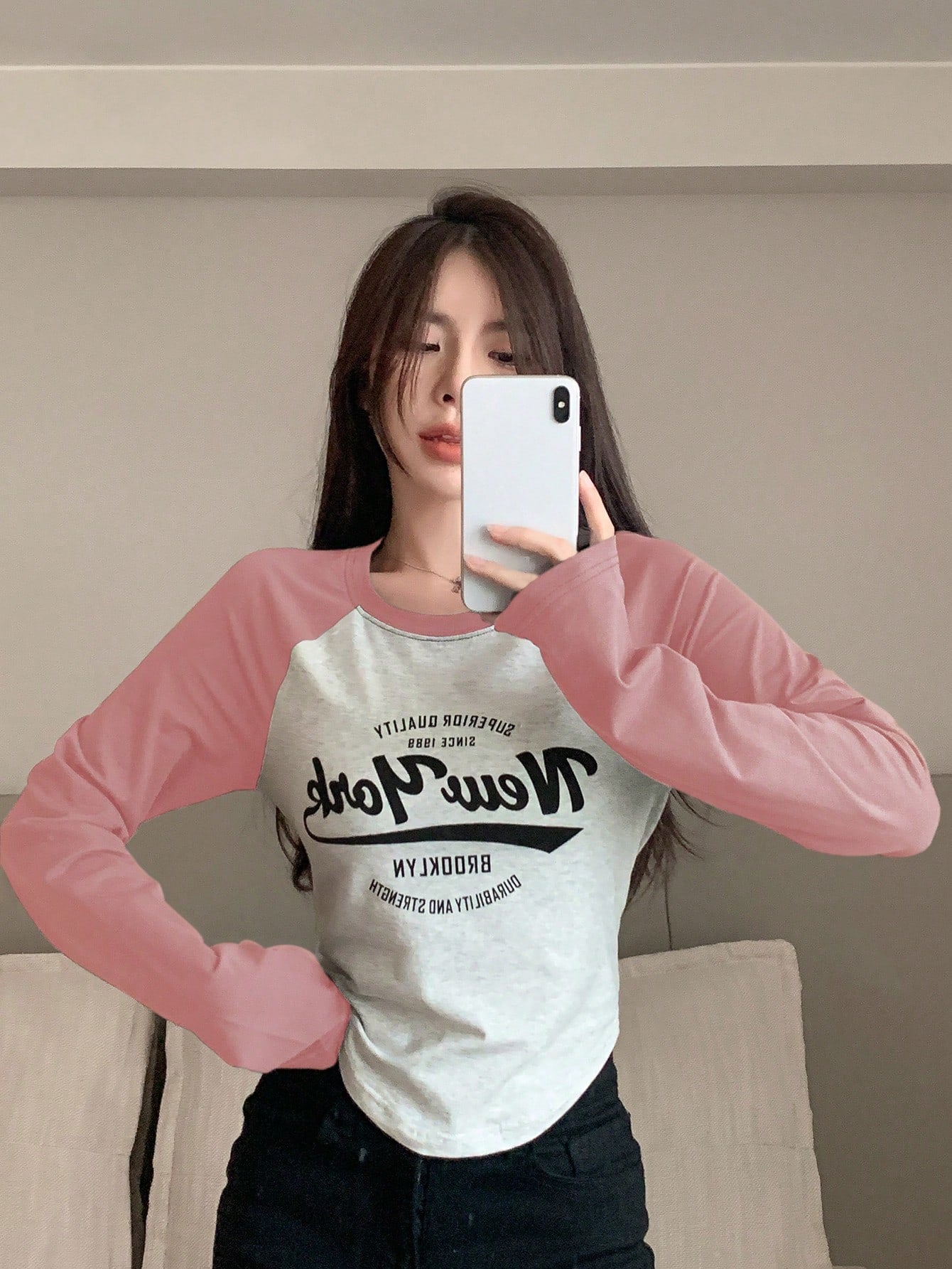 DAZY Camiseta de manga raglán con estampado de letras y contraste de color. SUPERIOR QUALITY SINCE 1989 New York BROOKLYN DURABILITY AND STRENGTH