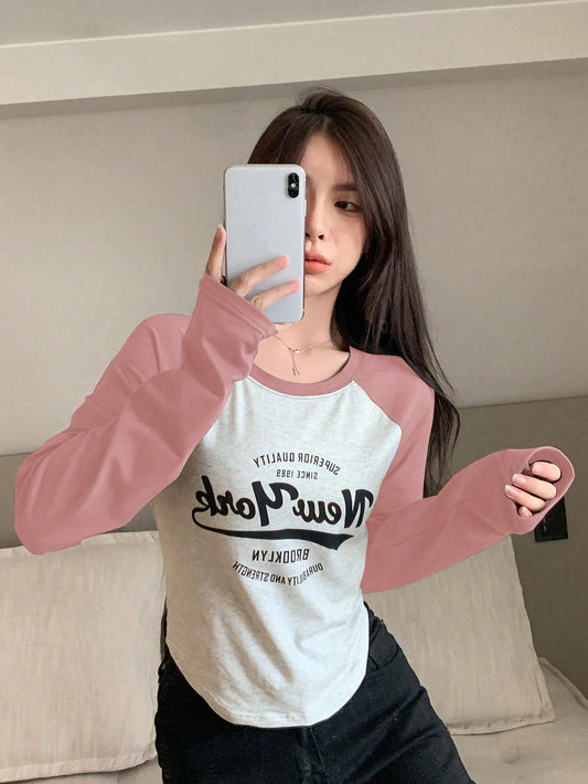 DAZY Camiseta de manga raglán con estampado de letras y contraste de color. SUPERIOR QUALITY SINCE 1989 New York BROOKLYN DURABILITY AND STRENGTH