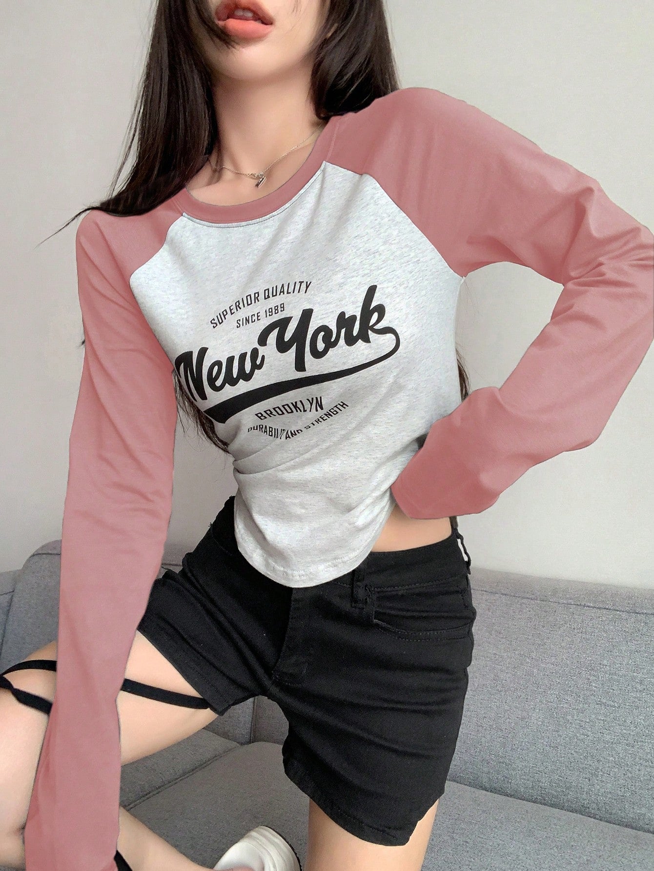 DAZY Camiseta de manga raglán con estampado de letras y contraste de color. SUPERIOR QUALITY SINCE 1989 New York BROOKLYN DURABILITY AND STRENGTH