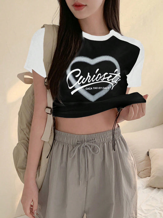 DAZY Camiseta de mujer con cordón y estampado de letras y corazones en bloque de color para verano