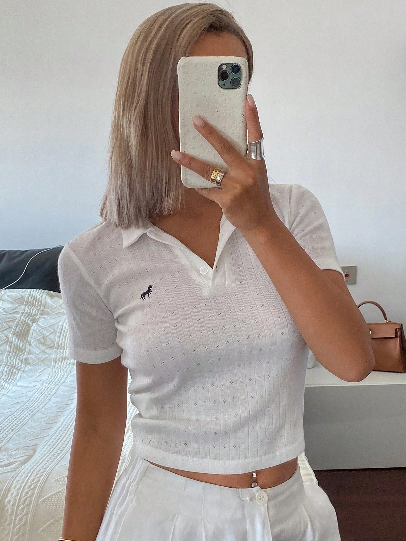 DAZY Camiseta de mujer con cuello en V, bordados y mangas cortas, simple y de moda, adecuada para el verano