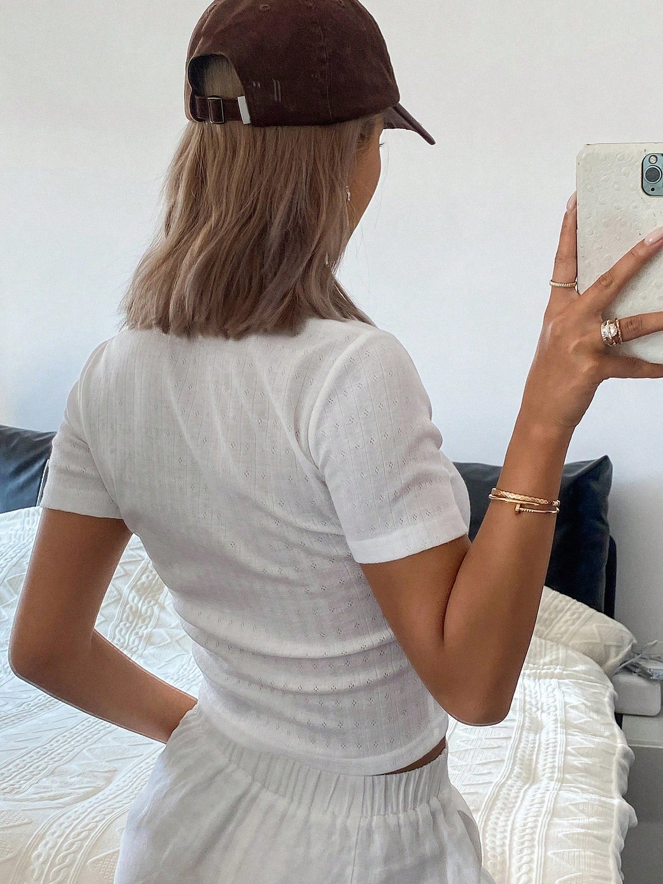 DAZY Camiseta de mujer con cuello en V, bordados y mangas cortas, simple y de moda, adecuada para el verano