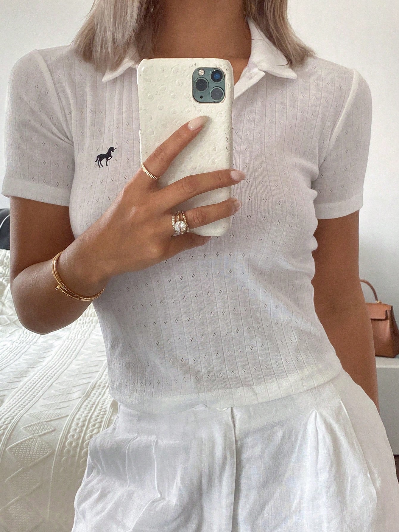 DAZY Camiseta de mujer con cuello en V, bordados y mangas cortas, simple y de moda, adecuada para el verano