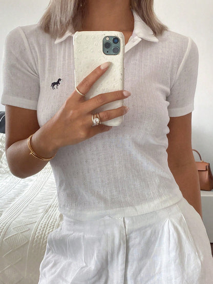 DAZY Camiseta de mujer con cuello en V, bordados y mangas cortas, simple y de moda, adecuada para el verano