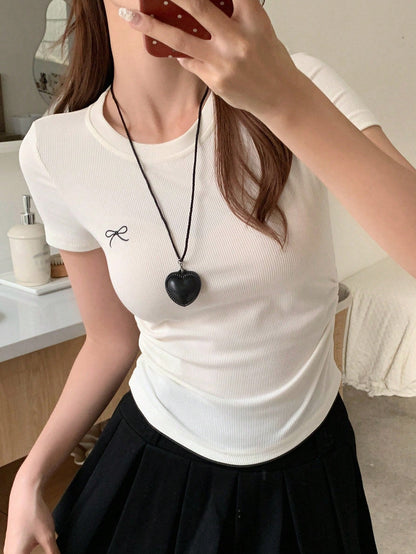 DAZY Camiseta de mujer con cuello redondo y manga corta con bordado de mariposa