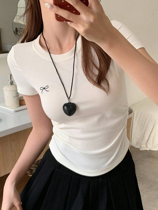 DAZY Camiseta de mujer con cuello redondo y manga corta con bordado de mariposa