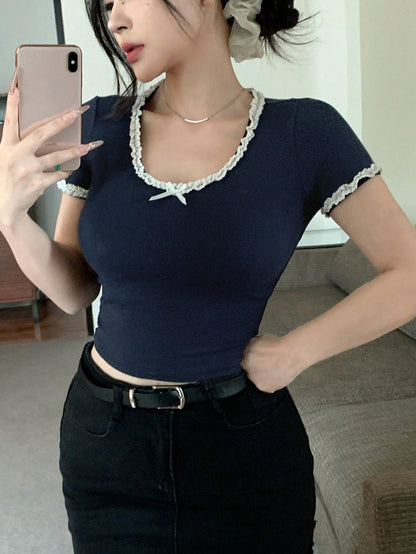 DAZY Camiseta de mujer con manga corta, parches de encaje y moño, top corto para mujer