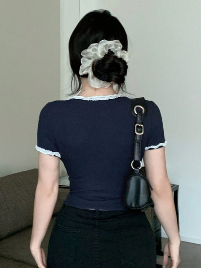 DAZY Camiseta de mujer con manga corta, parches de encaje y moño, top corto para mujer