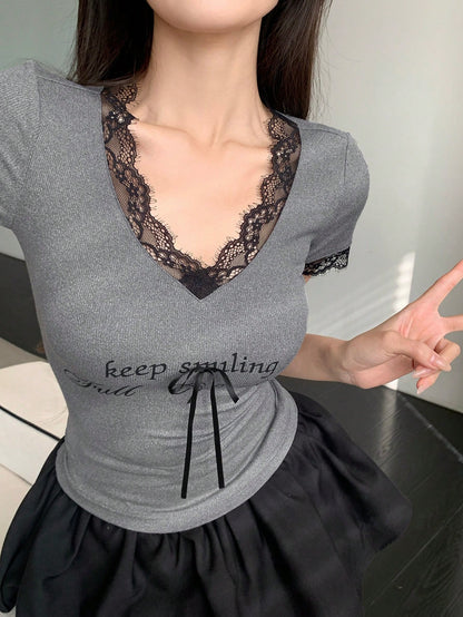 DAZY Camiseta de mujer con parches de encaje, casual y de moda para uso diario