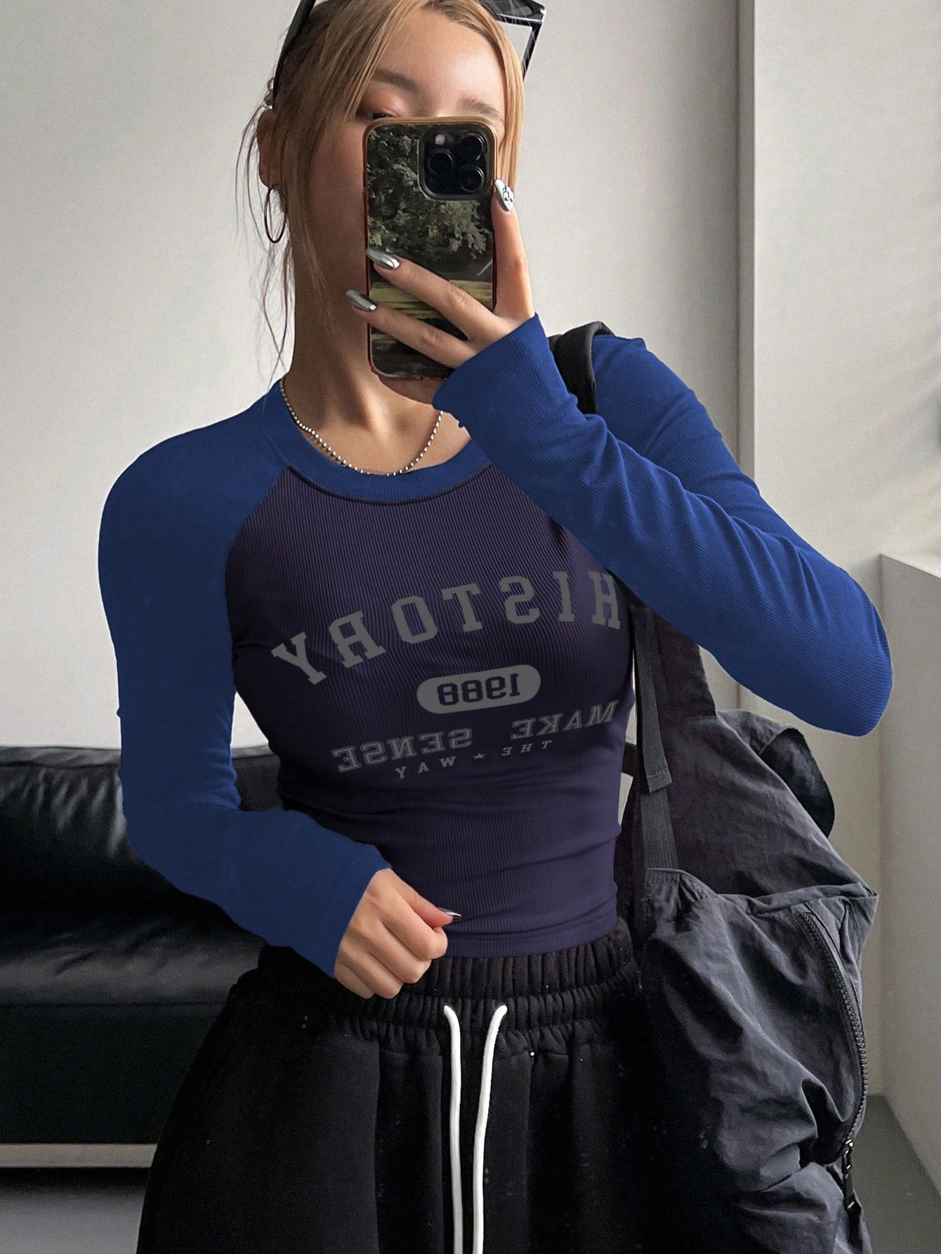 DAZY Camiseta de mujer de cuello redondo, ajustada, con mangas raglán, estampado de letras y bloqueo de color, ropa de otoño con manga larga