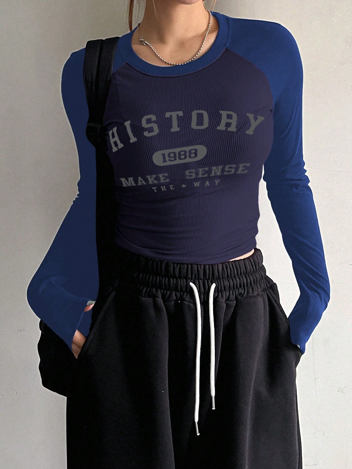 DAZY Camiseta de mujer de cuello redondo, ajustada, con mangas raglán, estampado de letras y bloqueo de color, ropa de otoño con manga larga