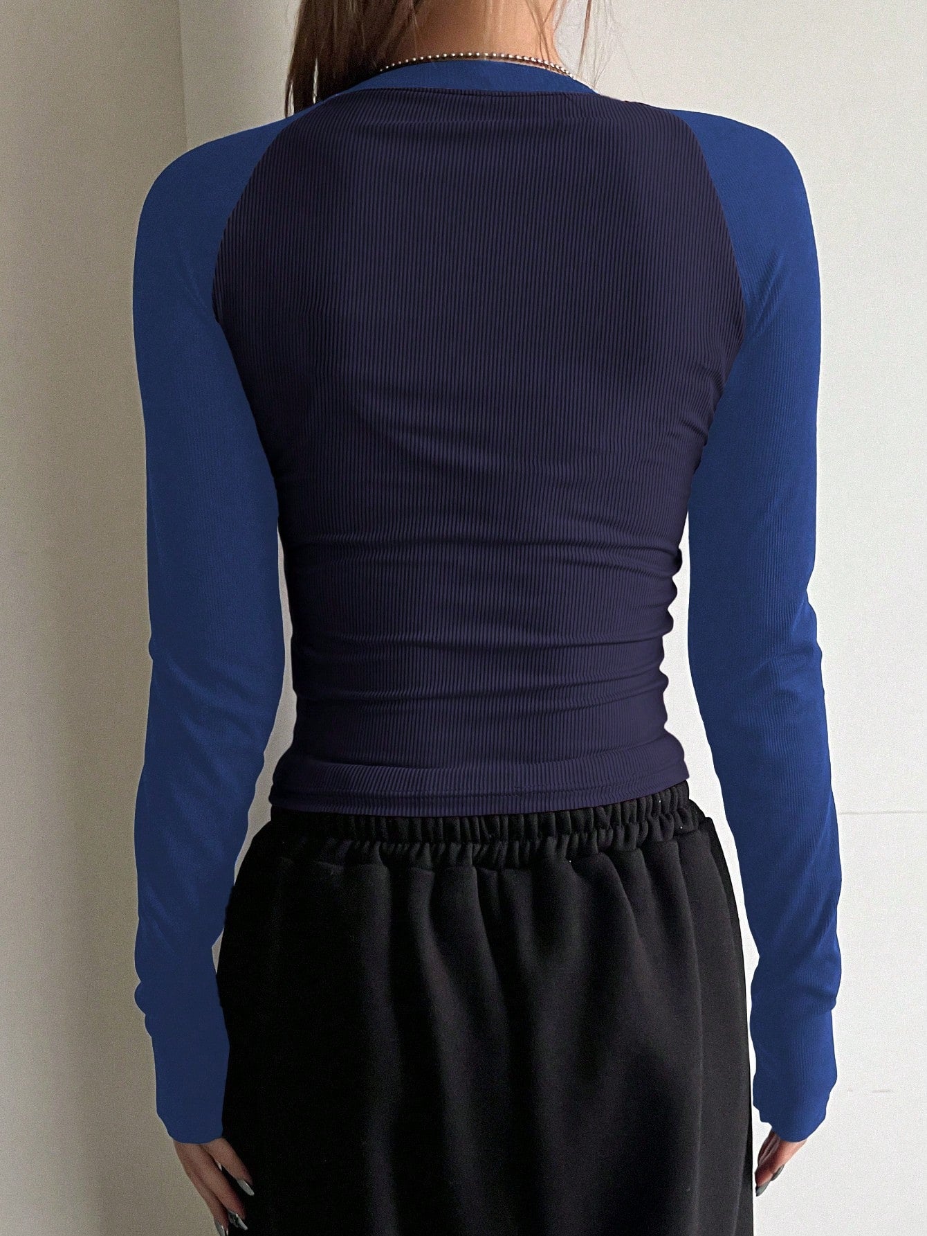 DAZY Camiseta de mujer de cuello redondo, ajustada, con mangas raglán, estampado de letras y bloqueo de color, ropa de otoño con manga larga