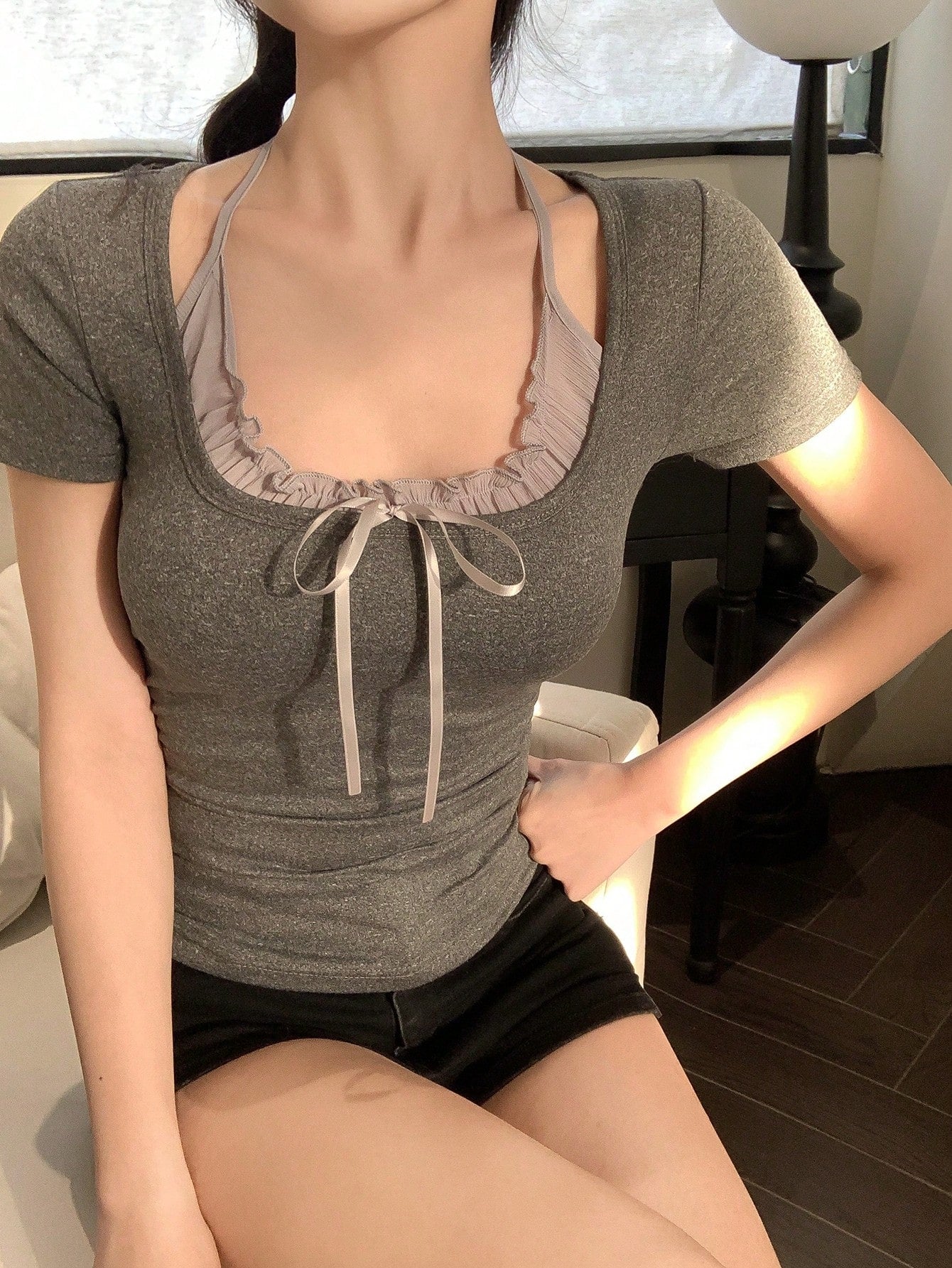 DAZY Camiseta de mujer de manga corta con cuello redondo y volante en forma de lazo, 2 en 1
