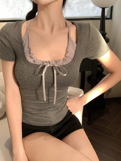 DAZY Camiseta de mujer de manga corta con cuello redondo y volante en forma de lazo, 2 en 1