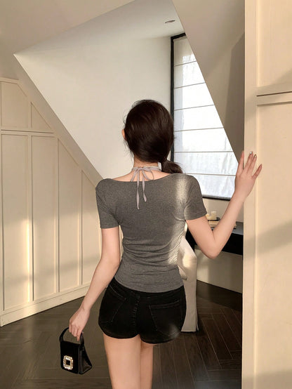 DAZY Camiseta de mujer de manga corta con cuello redondo y volante en forma de lazo, 2 en 1