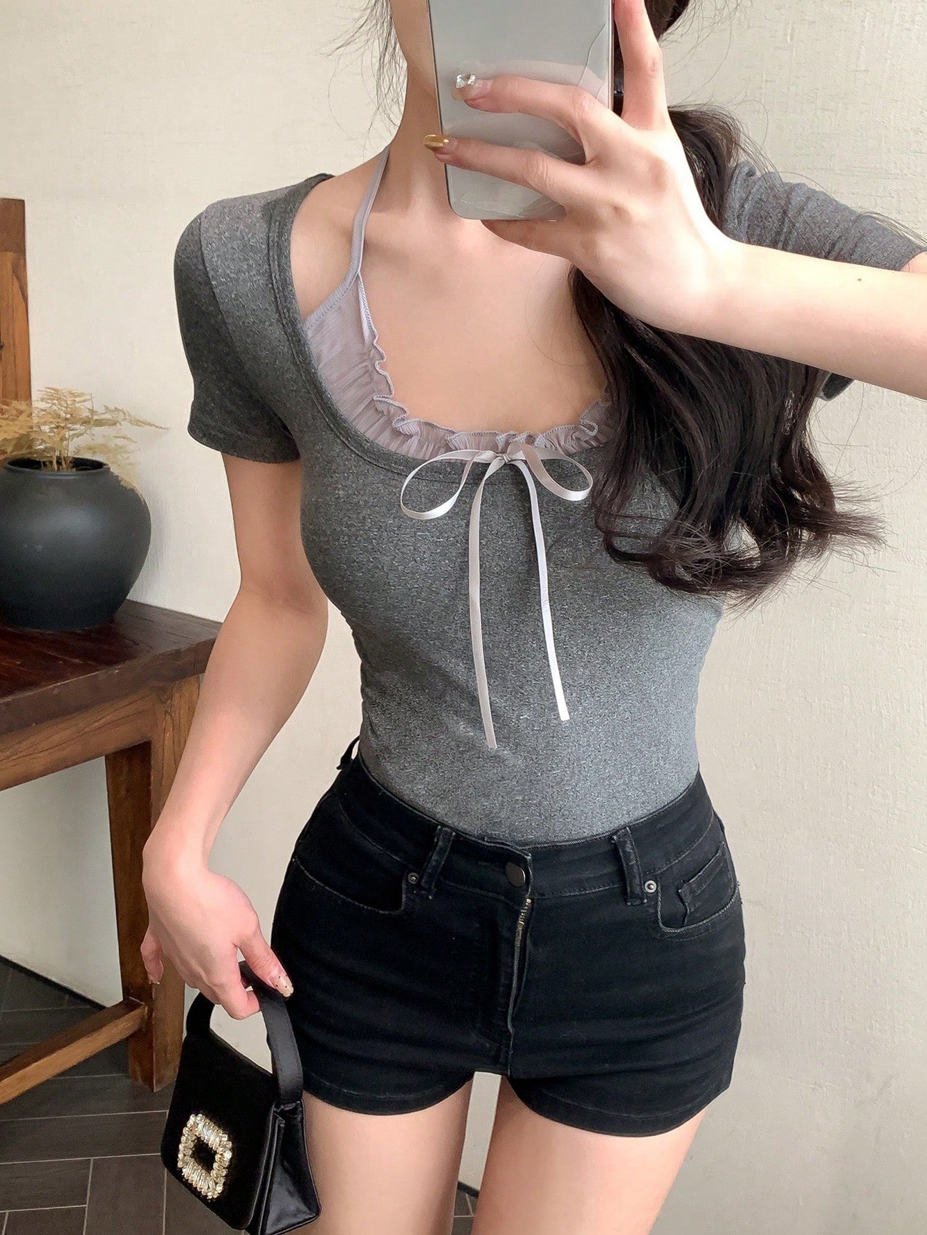 DAZY Camiseta de mujer de manga corta con cuello redondo y volante en forma de lazo, 2 en 1