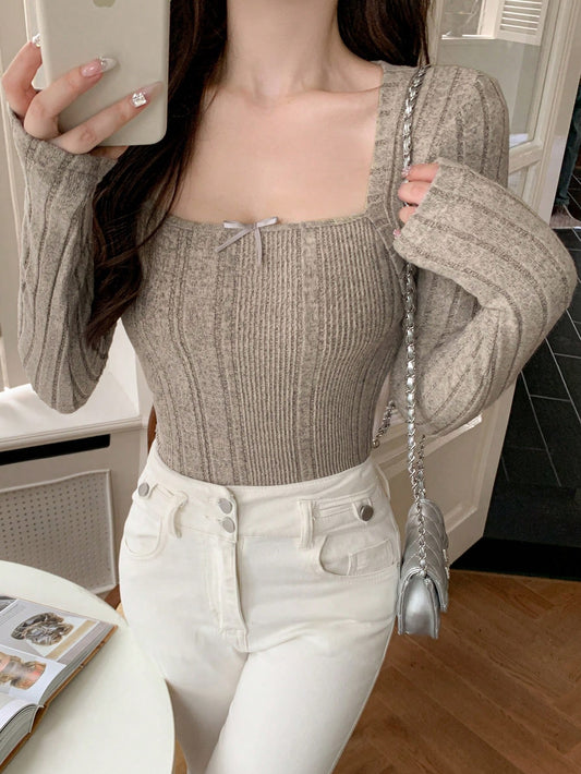 DAZY Camiseta de manga larga con cuello cuadrado con decoración de moño para mujeres
