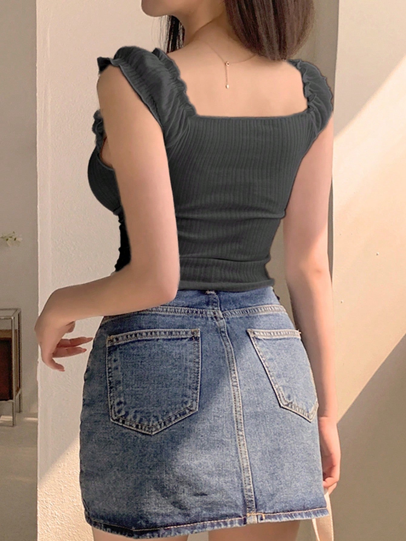 DAZY Camiseta de tirantes plisada para mujer, de corte ajustado y versátil