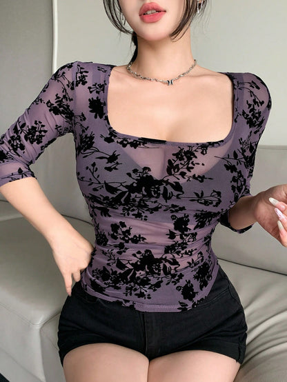 DAZY Camiseta interior ajustada y transparente con cuello cuadrado y estampado floral menudo para mujer, ropa de otoño, ropa de vuelta al colegio