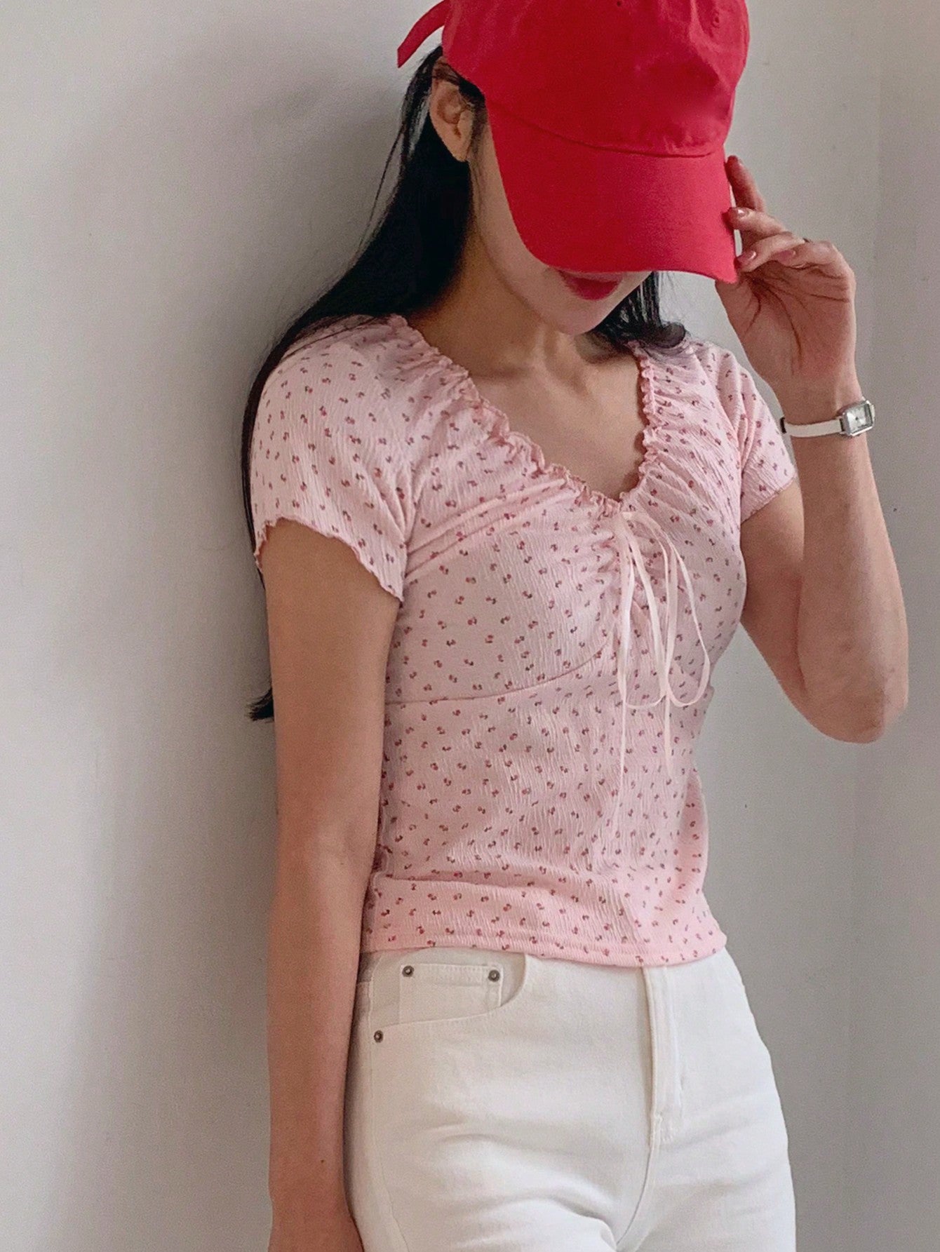 DAZY Camiseta rosa de mujer de ajuste ceñido con cuello en V, estampado floral menudo y lazo en la cintura - Tops lindos
